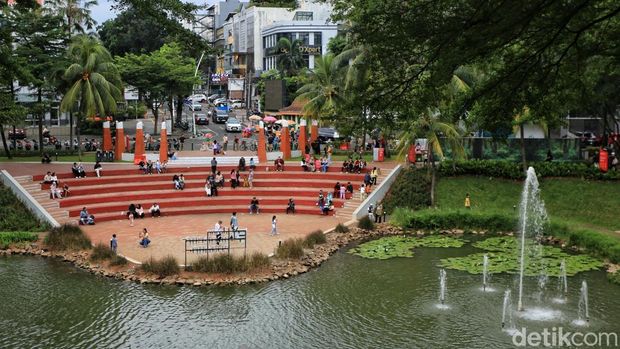 Orang tua hingga anak-anak menikmati taman saat long weekend hari buruh di Taman Bendera Pusaka, Jakarta, Jumat (1/5/2026). Akhir pekan dimanfaatkan dengan menikmati suasana taman yang rimbun dengan berjalan kaki atau menggelar tikar untuk piknik. Bulan Mei dipenuhi libur long weekend. Jadi mau kemana long weekend berikutnya?