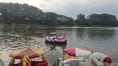 Rekomendasi Libur Long Weekend: Naik Bebek-bebekan di Setu Babakan