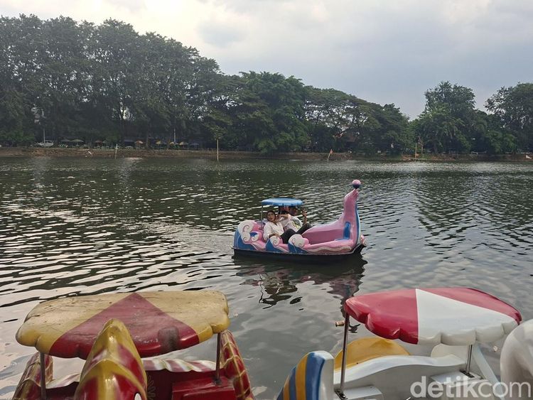 Rekomendasi Libur Long Weekend: Naik Bebek-bebekan di Setu Babakan