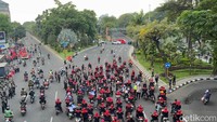 Massa aksi tak hanya mengenakan ratusan motor, namun juga puluhan bus dan beberapa mobil komando.