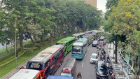 Pantauan detikJatim, massa aksi mulai bergerak melewati Jalan Raya Darmo dari arah Jalan Ahmad Yani dan Wonokromo pukul 13.15 WIB.