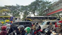 Lalu lintas terpantau mengalami kepadatan di jalur yang dilalui massa buruh. Salah satunya di depan Kebun Binantang Surabaya.