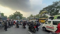 Mereka bergerak melintasi kawasan tengah kota, dari Jalan Raya Darmo menuju ke Jalan Basuki Rahmat, Jalan Embong Malang, hingga Jalan Bubutan.
