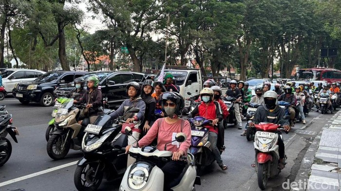 Massa Aksi May Day Mulai Bergerak ke Kantor Gubernur