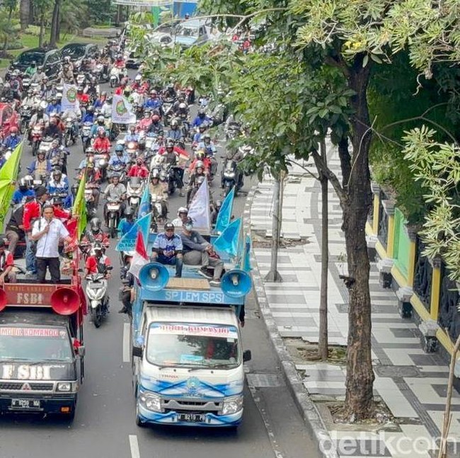 Massa Buruh Mulai Bergerak Menuju Kantor Gubernur Jatim