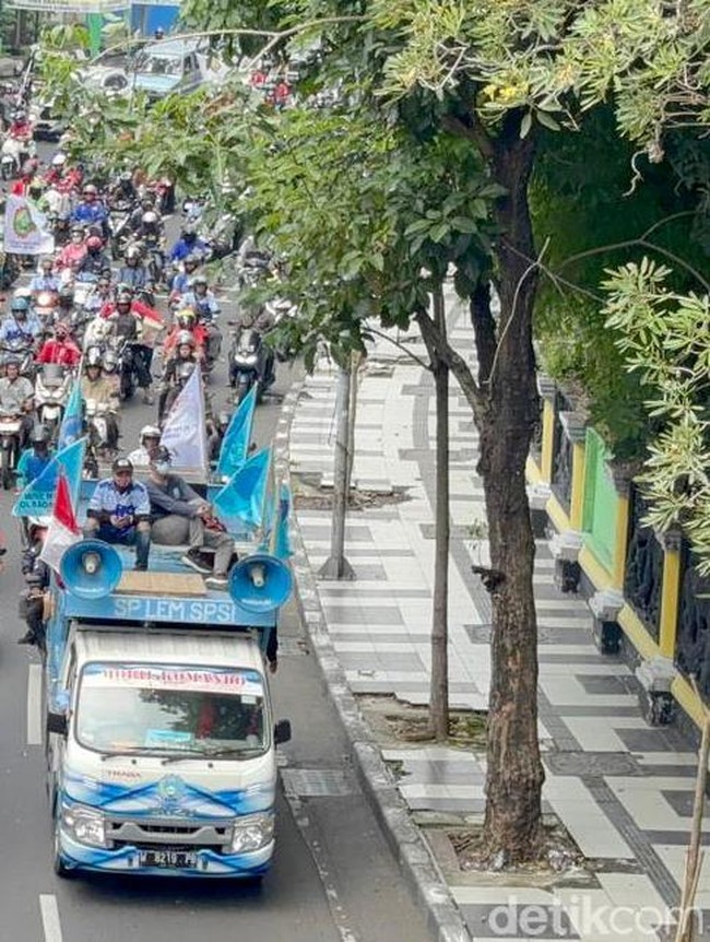 Massa Buruh Mulai Bergerak Menuju Kantor Gubernur Jatim