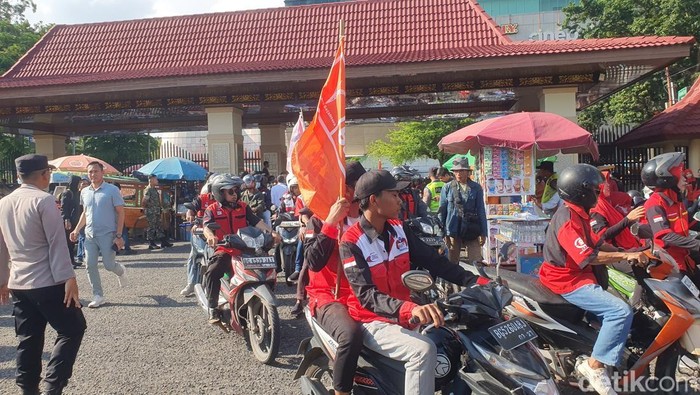 Massa aksi May Day tiba di Kantor DPRD Sumsel