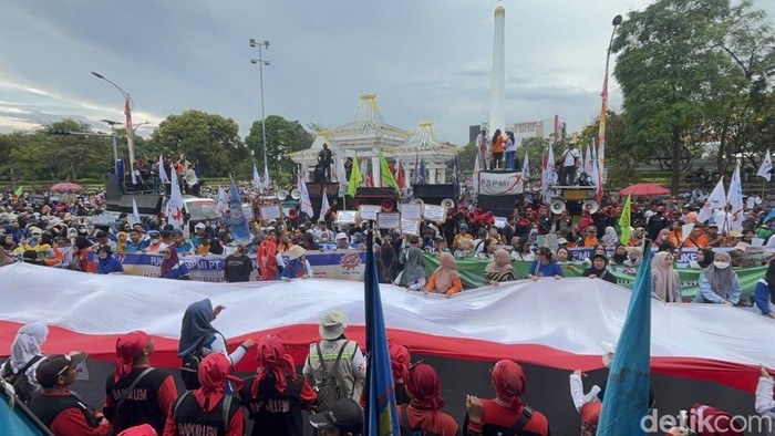 Massa aksi tiba di Kantor Gubernur Jatim