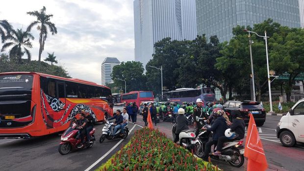 Massa buruh yang hendak mengikuti peringatan Hari Buruh Internasional atau May Day 2026 memasuki kawasan Monas, Jumat (1/5/2026). Arus lalu lintas (lalin) di sekitar kawasan Monas, Jakarta Pusat, mengalami kemacetan.