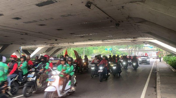 Sejumlah massa buruh melakukan konvoi mengikuti perayaan Hari Buruh Internasional atau May Day 2026 ke Monas, Jakarta Pusat.