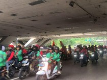 Massa Buruh Konvoi dari Semanggi ke Monas Ikuti May Day