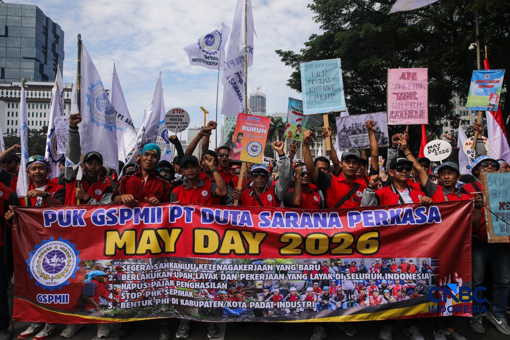 Massa buruh yang tergabung dalam Gerakan Serikat Pekerja Manufaktur Independen Indonesia (GSPMII) melakukan unjuk rasa saat peringatan Hari Buruh Internasional atau May Day di kawasan Patung Kuda, Jakarta, Kamis (1/5/2026). (CNBC Indonesia/Faisal Rahman)