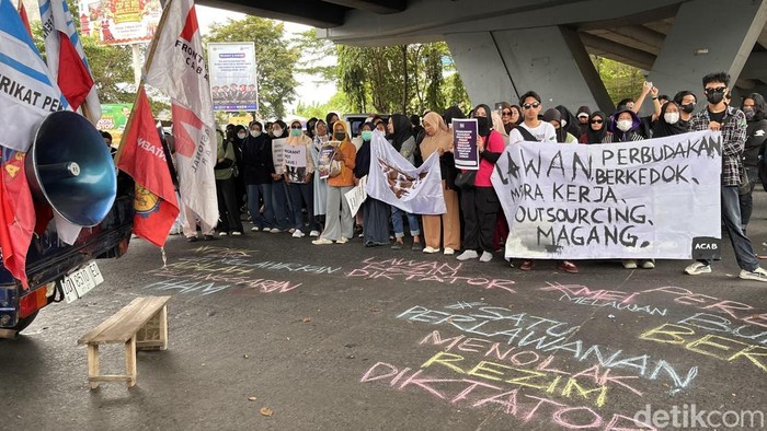 Massa demo Hari Buruh memadati flyover Jalan Urip Sumoharjo Makassar.