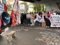 Massa Demo Hari Buruh Padati Flyover Makassar, Arus Lalin Masih Lancar