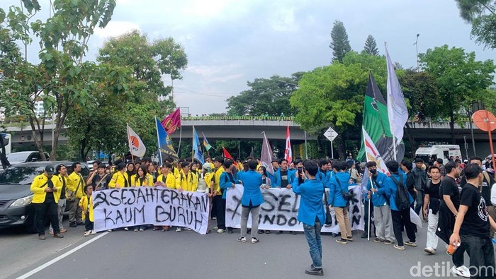 Massa mahasiswa merapat ke depan gedung DPR. (Mulia/detikcom)
