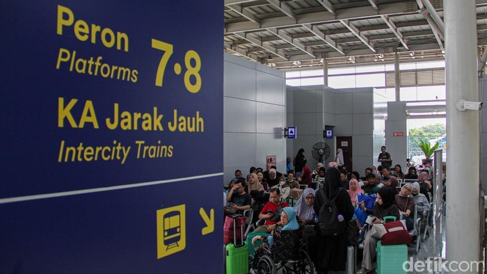 Sejumlah penumpang menanti kereta api di ruang tunggu Stasiun Jatinegara, Jakarta Timur, Jumat (1/5/2026). Total 12 KA jarak jauh berhenti sementara.