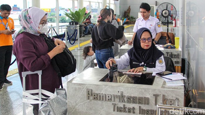 May Day, 12 Kereta Api Jarak Jauh Berhenti di Stasiun Jatinegara