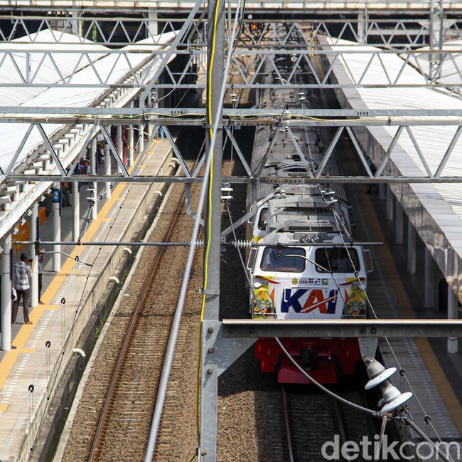 May Day, 12 Kereta Api Jarak Jauh Berhenti di Stasiun Jatinegara