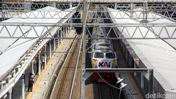 May Day, 12 Kereta Api Jarak Jauh Berhenti di Stasiun Jatinegara