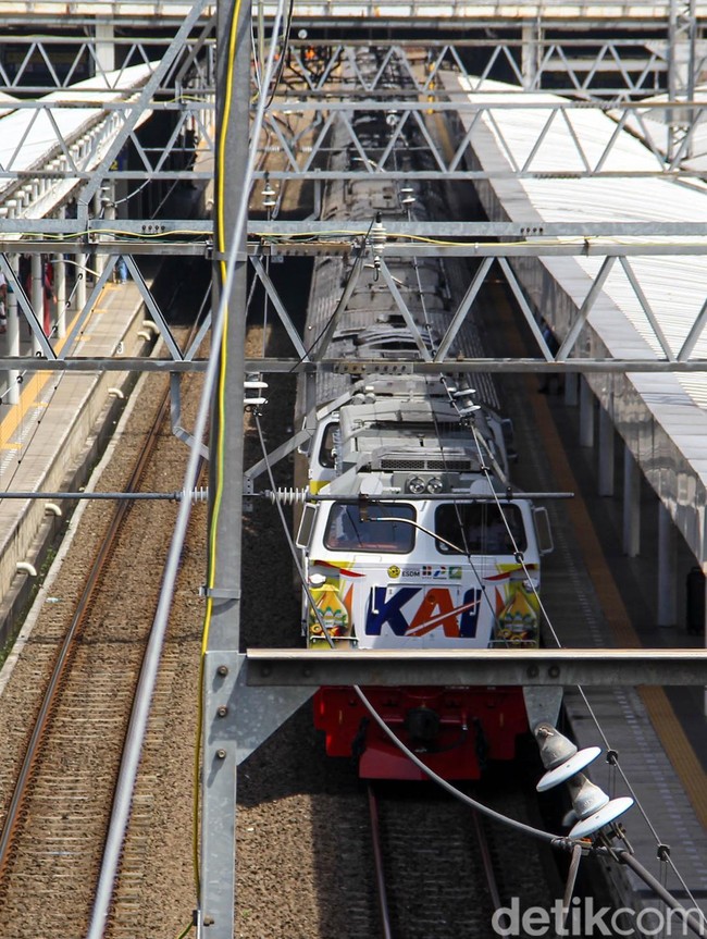 May Day, 12 Kereta Api Jarak Jauh Berhenti di Stasiun Jatinegara