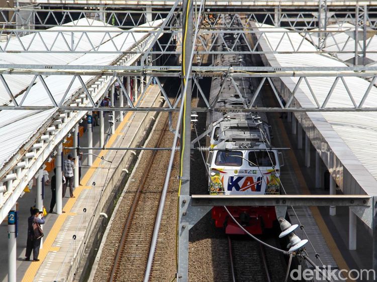 May Day, 12 Kereta Api Jarak Jauh Berhenti di Stasiun Jatinegara