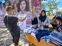 Berkah May Day di Makam Marsinah, Pedagang Kaus Pahlawan Buruh Laris