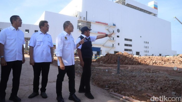 Menko Pangan Zulhas bersama Gubernur Sumsel meninjau PSEL Palembang.
