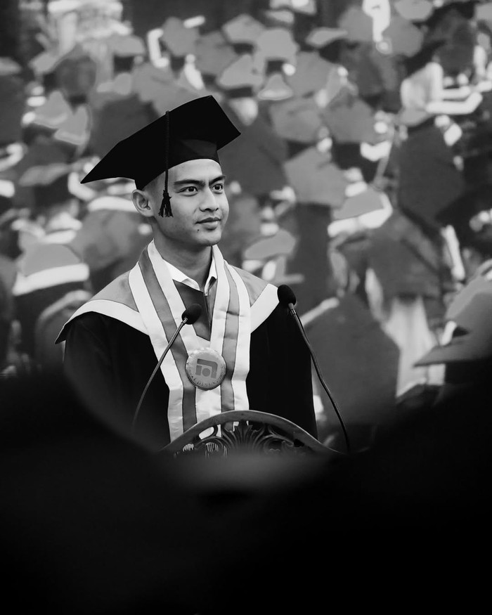 Momen Kulineran Pratama Arhan saat Wisuda hingga Makan di Rumah