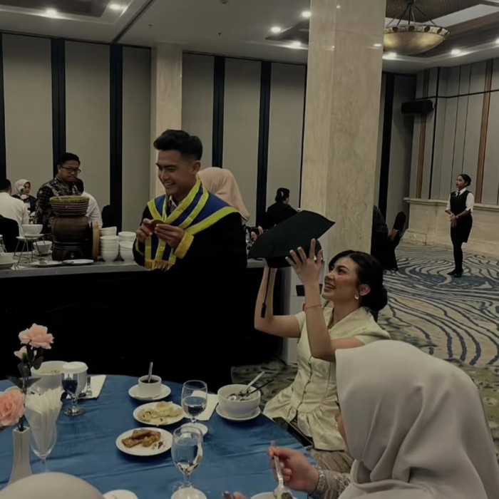 Momen Kulineran Pratama Arhan saat Wisuda hingga Makan di Rumah