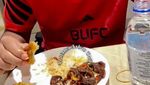 Momen Kulineran Pratama Arhan saat Wisuda hingga Makan di Rumah