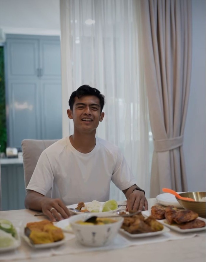 Momen Kulineran Pratama Arhan saat Wisuda hingga Makan di Rumah