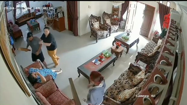 Momen lansia di Pekanbaru tewas usai dipukul berkali-kali oleh perampok terekam CCTV (tangkapan layar CCTV)