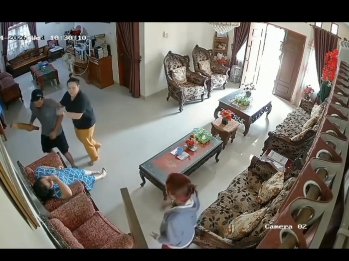 Momen lansia di Pekanbaru tewas usai dipukul berkali-kali oleh perampok terekam CCTV (tangkapan layar CCTV)