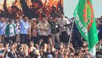 Momen Prabowo Subianto Buka dan Lempar Baju Safari ke Buruh di Monas