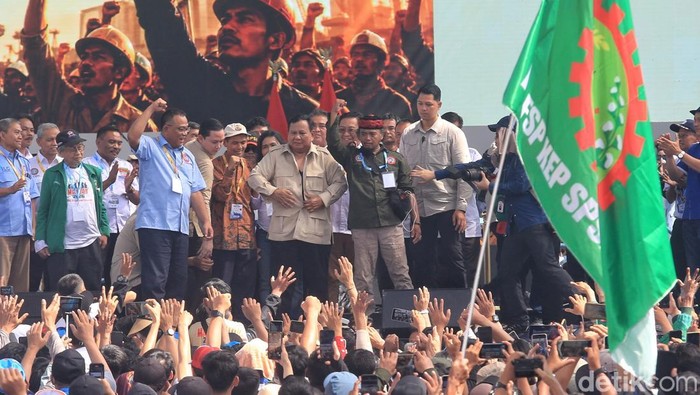 Presiden Prabowo Subianto menciptakan momen tak biasa saat menghadiri peringatan Hari Buruh Internasional 2026 di kawasan Monumen Nasional (Monas), Jakarta, Jumat (1/5/2026). Di hadapan ratusan ribu buruh, Prabowo secara spontan membuka baju safari yang dikenakannya dan melemparkannya ke arah massa.
