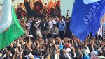 Momen Prabowo Subianto Buka dan Lempar Baju Safari ke Buruh di Monas