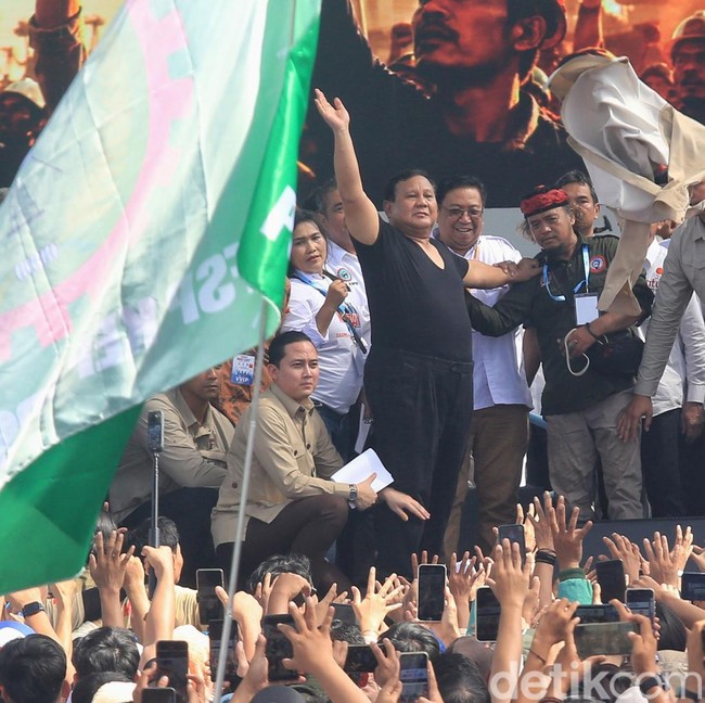 Momen Prabowo Subianto Buka dan Lempar Baju Safari ke Buruh di Monas