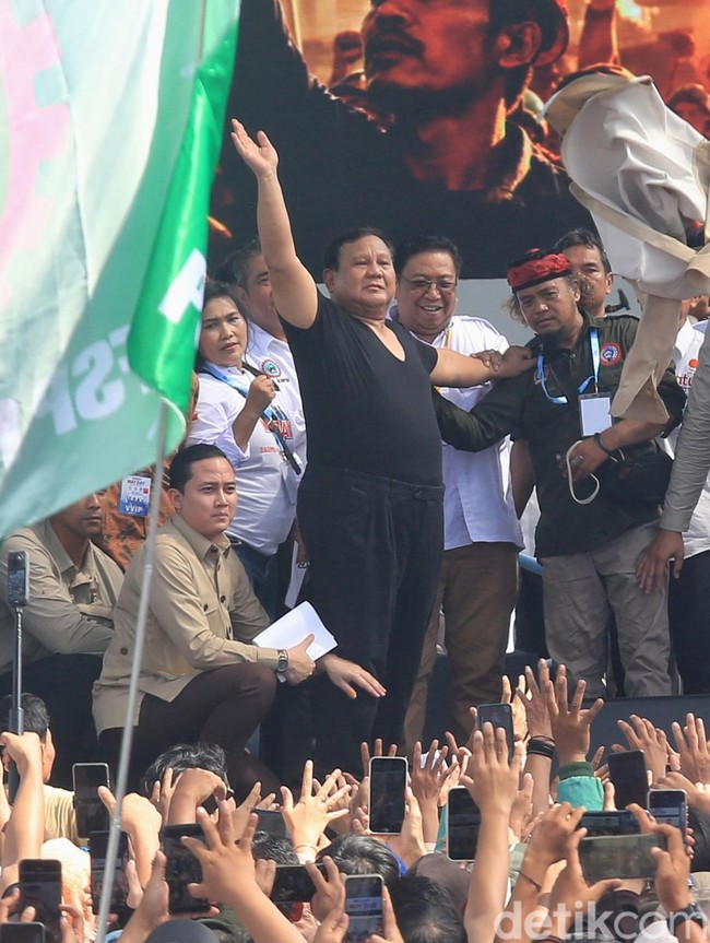 Momen Prabowo Subianto Buka dan Lempar Baju Safari ke Buruh di Monas