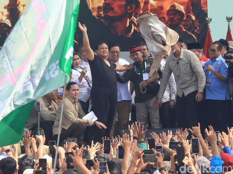 Momen Prabowo Subianto Buka dan Lempar Baju Safari ke Buruh di Monas
