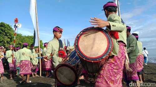 Musik tradisional Gendang Beleq yang mengiringi pelari Rinjani 100 ketika flag off di Pantai Pekendangan, Desa Belanting, Kecamatan Sambelia, Lombok Timur, NTB. Jumat (1/5/2026) foto (Sanusi Ardi W/detikBali).