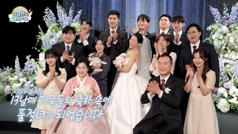 Nam Bo Ra mengungkap kebiasaan tak terduga selama kehamilannya. Sang aktris mengaku kerap memandangi foto V BTS.