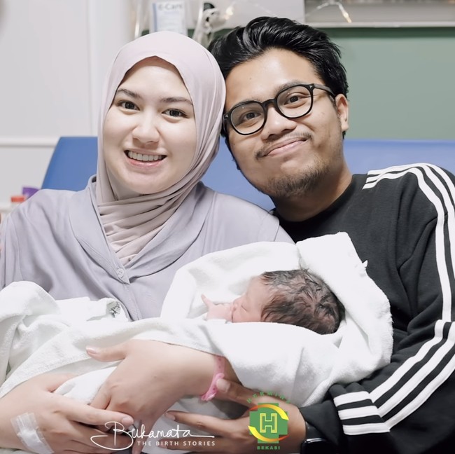 Momen Haru Ochi Rosdiana Melahirkan Bayi Laki-Laki