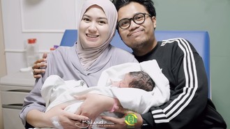 Momen Haru Ochi Rosdiana Melahirkan Bayi Laki-Laki