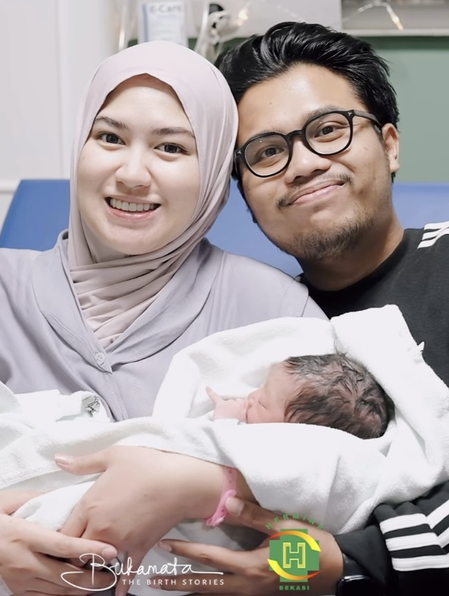 Momen Haru Ochi Rosdiana Melahirkan Bayi Laki-Laki
