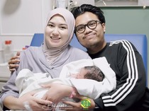 Momen Haru Ochi Rosdiana Melahirkan Bayi Laki-Laki