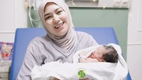 Senyum Ochi Rosdiana menggendong buah hatinya. Dia berterima kasih dipertemukan dengan tim yang luar biasa saat membantu persalinannya. Ochi melahirkan di Rumah Sakit Umum Hermina Bekasi. Foto: Instagram @ochi24/@bukamata.stories