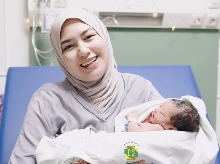 Momen Haru Ochi Rosdiana Melahirkan Bayi Laki-Laki