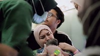 Momen Ochi melahirkan dengan proses normal. Selamat datang di dunia, Abang Jazziel Terima kasih sudah memilih Ibu dan Bapak menjadi orang tuamu, ungkapnya. Foto: Instagram @ochi24/@bukamata.stories