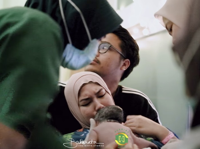 Momen Haru Ochi Rosdiana Melahirkan Bayi Laki-Laki