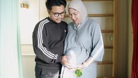 Ochi Rosdiana membagikan kabar bahagia. Dia melahirkan anak pertama berjenis kelamin laki-laki. Ochi dan suami, Luthfi Arif Adianto, membagikan detik-detik proses Ochi melahirkan. Foto: Instagram @ochi24/@bukamata.stories